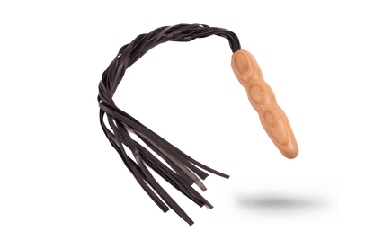 Knechtholz Peitsche Flogger – Summsi Edition aus Nussholz, Dildo handgefertigt mit weichen Lederbändern für ein intensives Sinneserlebnis.