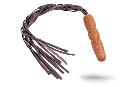 Knechtholz Peitsche Flogger – Summsi Edition aus Nussholz, Dildo, handgefertigt, mit weichen Lederbändern für sanfte bis intensive Stimulation.