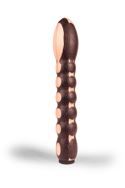 Lausbub Holzvibrator Holzdildo Schwarz & Weiß Signature Edition, Seitenansicht, handgefertigt von Holz-Knecht, aus hochwertigem Naturholz für sanfte Stimulation.