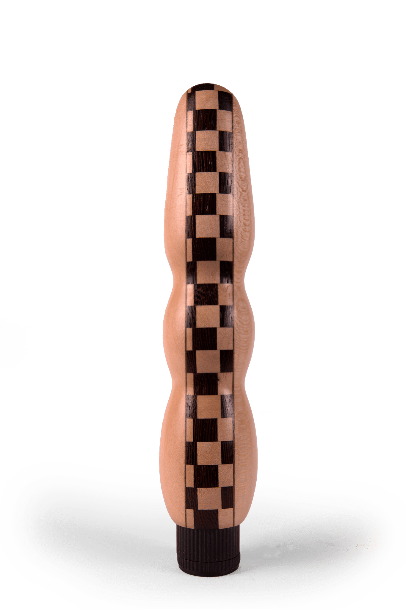 SUMMSI Holzvibrator Holzdildo Signature Edition Kirsche, Frontansicht, handgefertigt von Holz-Knecht, mit elegantem Schachbrettmuster aus Naturholz.