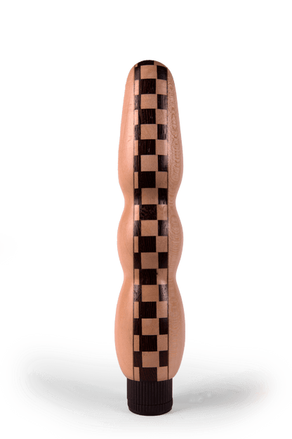 SUMMSI Holzvibrator Holzdildo Signature Edition Kirsche, Frontansicht, handgefertigt von Holz-Knecht, mit elegantem Schachbrettmuster aus Naturholz.