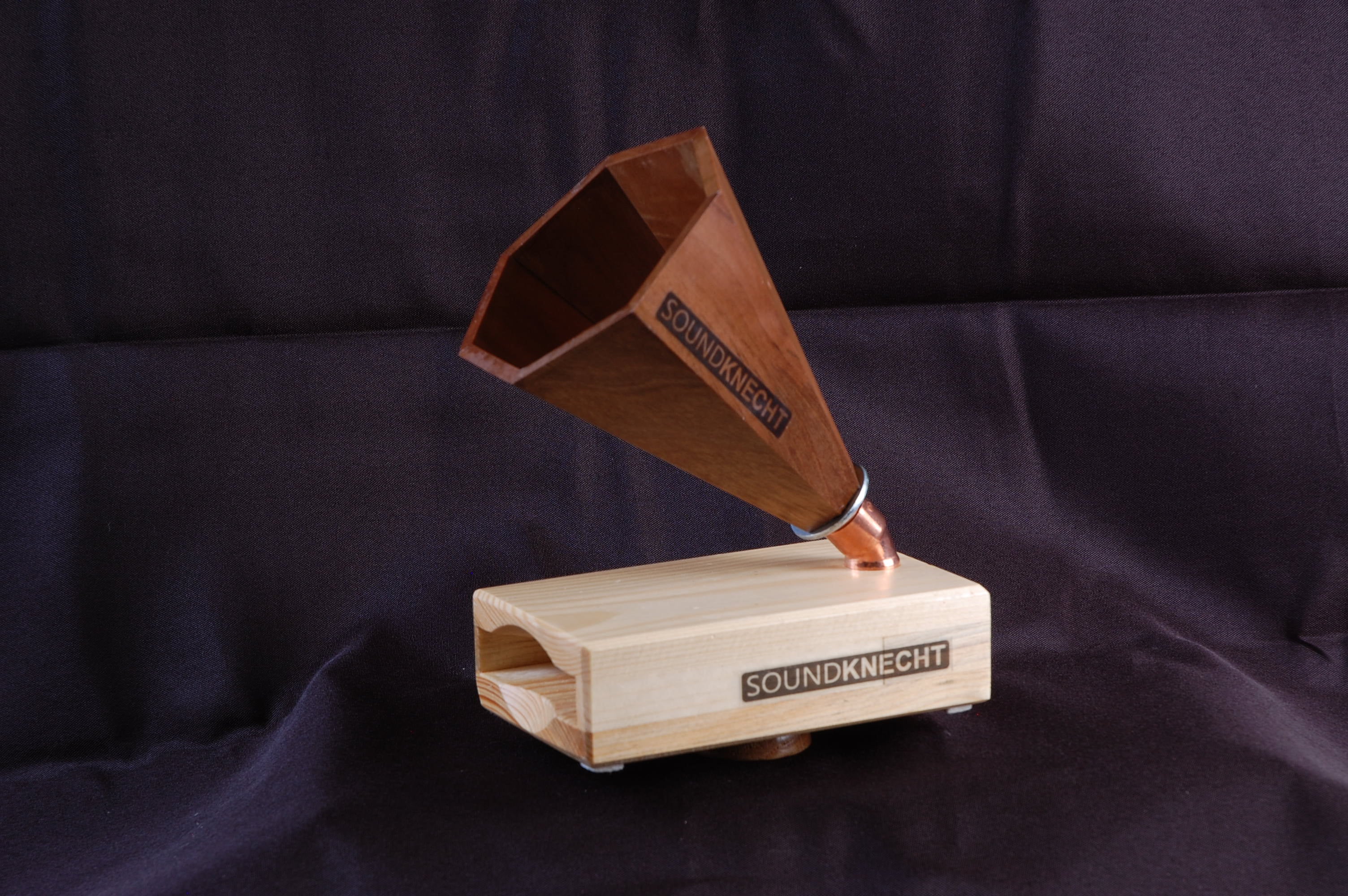 SOUNDKNECHT Nuss || Handy Mobilephone Holz Verstärker || Sound Wood Gadget handmade by HOLZKNECHT.